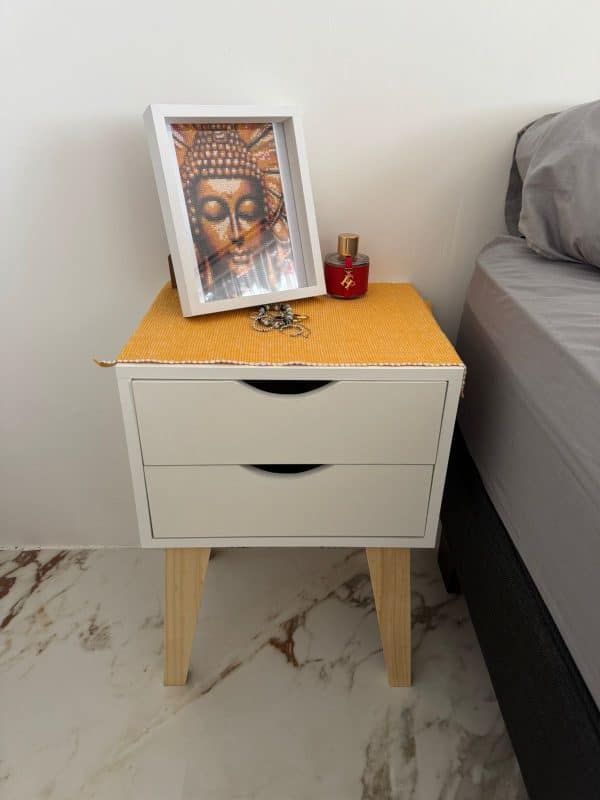 Velador nórdico blanco con patas de madera - Imagen 3