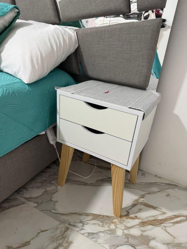 Velador nórdico blanco con patas de madera - Imagen 4