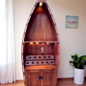 "Cava barco de madera con diseño náutico para almacenamiento de bebidas"