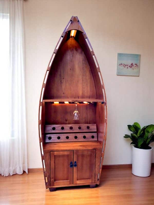 "Cava barco de madera con diseño náutico para almacenamiento de bebidas"