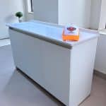 Mueble de Cocina de Melamina Blanca con Cubierta de Cuarzo Blanco Galaxy – 3 Puertas, Diseño Moderno