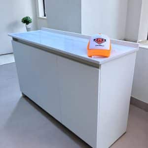 Mueble de Cocina de Melamina Blanca con Cubierta de Cuarzo Blanco Galaxy – 3 Puertas, Diseño Moderno