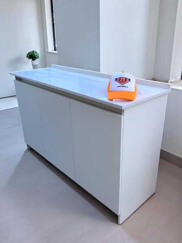 Mueble de Cocina de Melamina Blanca con Cubierta de Cuarzo Blanco Galaxy – 3 Puertas, Diseño Moderno