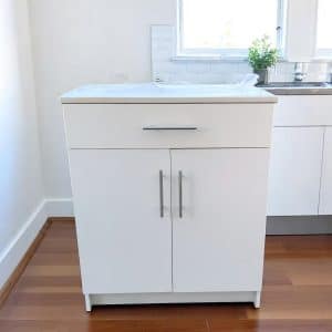 Mueble auxiliar de cocina blanco con cubierta de cuarzo blanco galaxy, vista frontal.