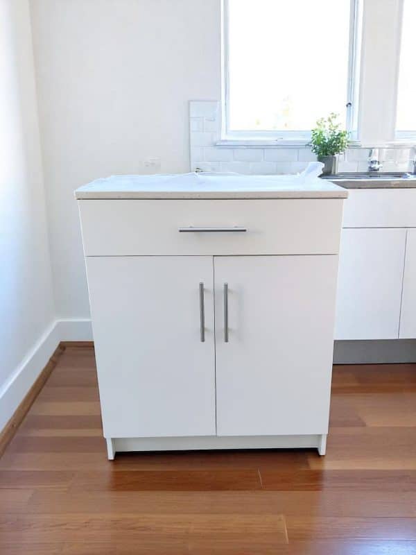 Mueble auxiliar de cocina blanco con cubierta de cuarzo blanco galaxy, vista frontal.