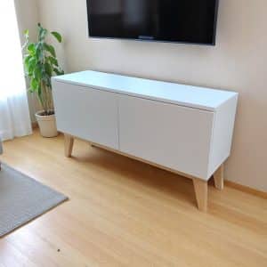 Rack blanco estilo nórdico con patas de madera para TV de hasta 43 pulgadas
