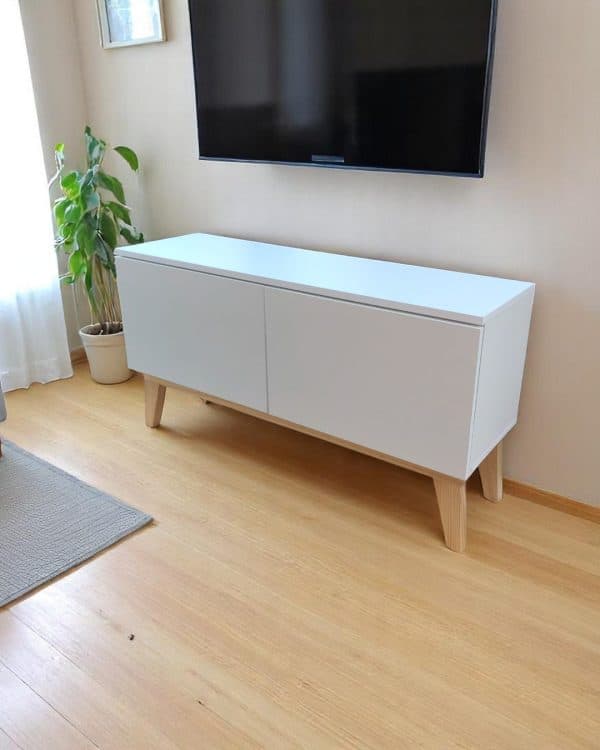 Rack blanco estilo nórdico con patas de madera para TV de hasta 43 pulgadas