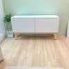 Rack de TV armado, color blanco con patas de madera natural estilo escandinavo