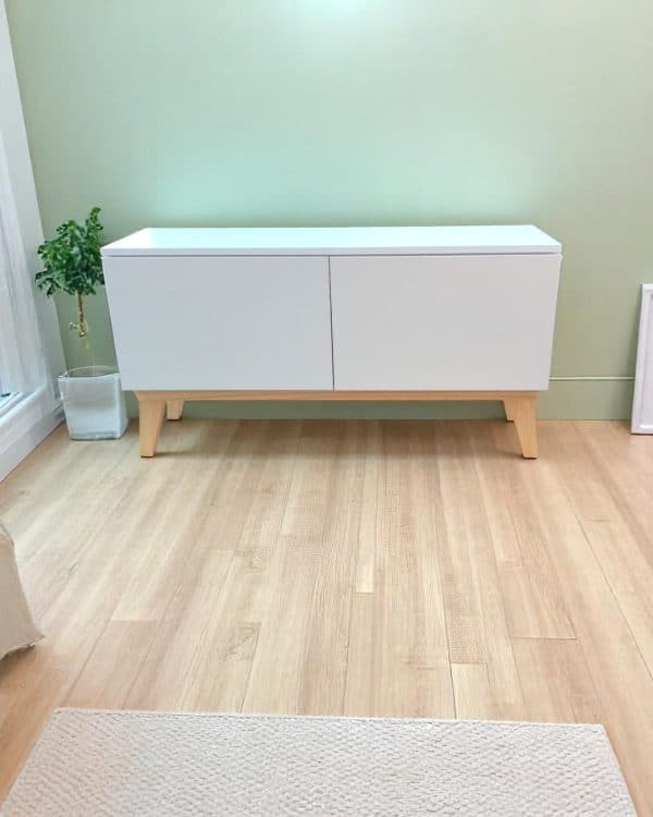 Rack de TV armado, color blanco con patas de madera natural estilo escandinavo