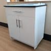 Mueble auxiliar blanco con cubierta de cuarzo negro galaxy, con cajón, puertas con cierre suave y tiradores metálicos modelo Madrid.