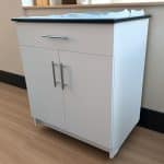 Mueble de Cocina blanco con cubierta de cuarzo negro galaxy