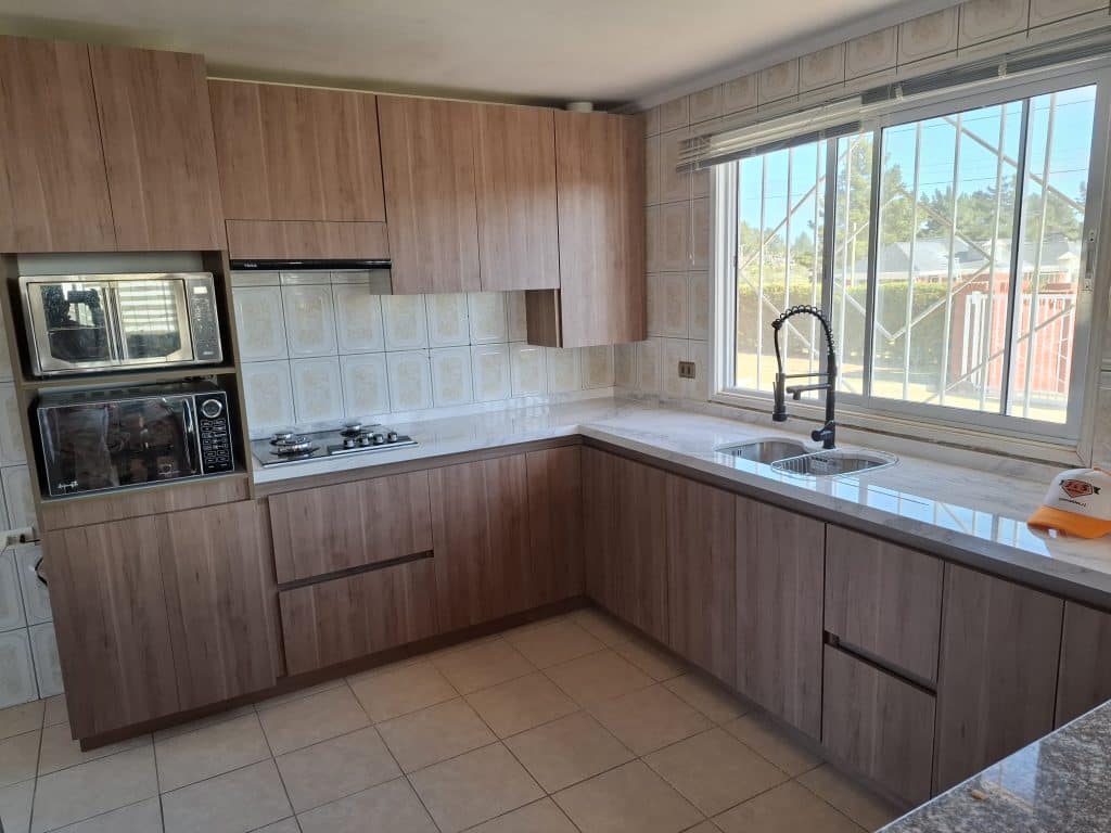 Condominio Pinares Norte - Algarrobo Remodelacion de cocina con cubierta de cuarzo y melamina caramel