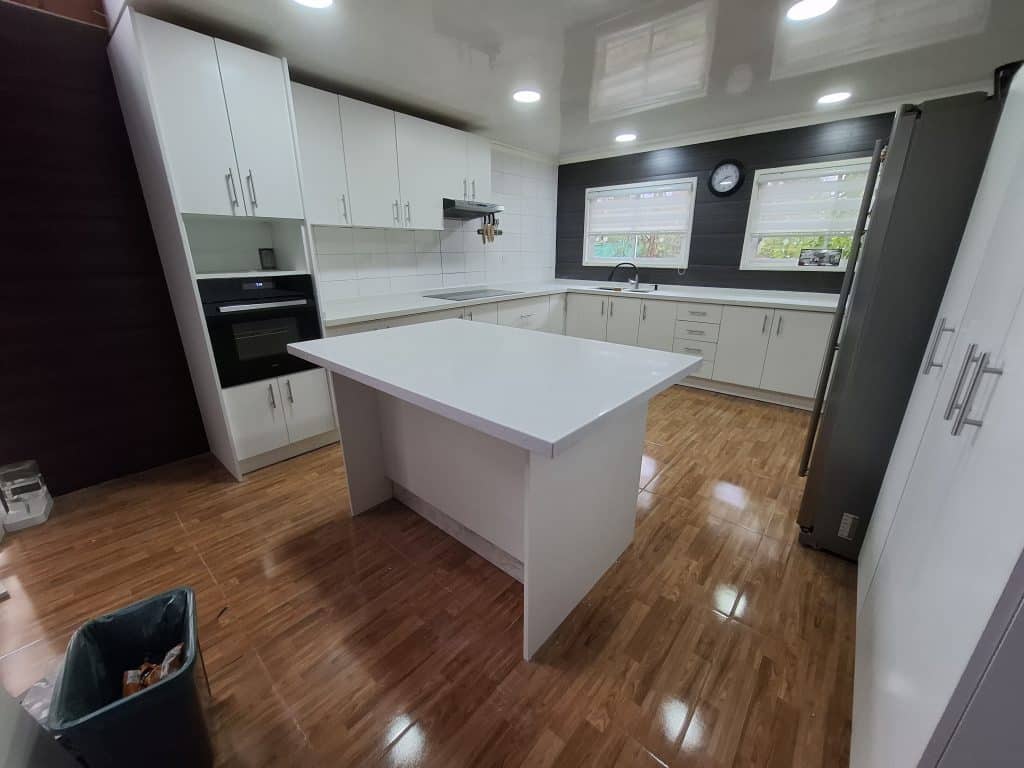 Cocina con Isla sencilla instalada en Loma Verde - Algarrobo