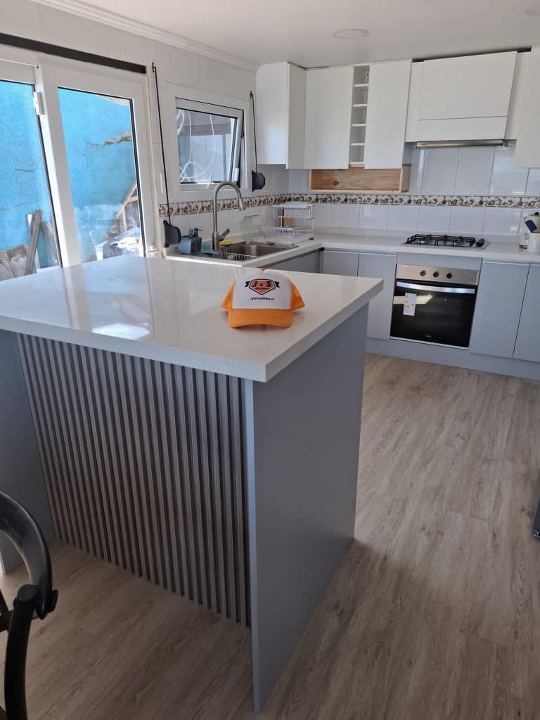 Remodelacion parcial de cocina, cambio de cubierta y puertas, e instalacion de isla - El Quisco Norte