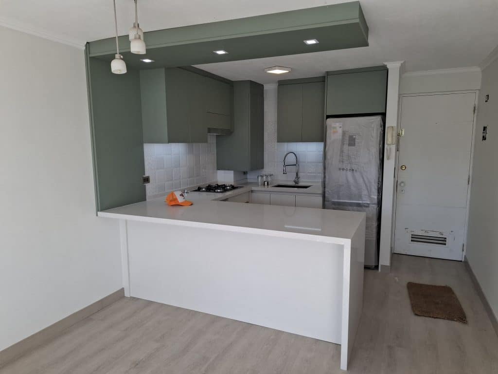 Cocina remodelada con muebles de melamina y cubierta de cuarzo blanco Galaxy