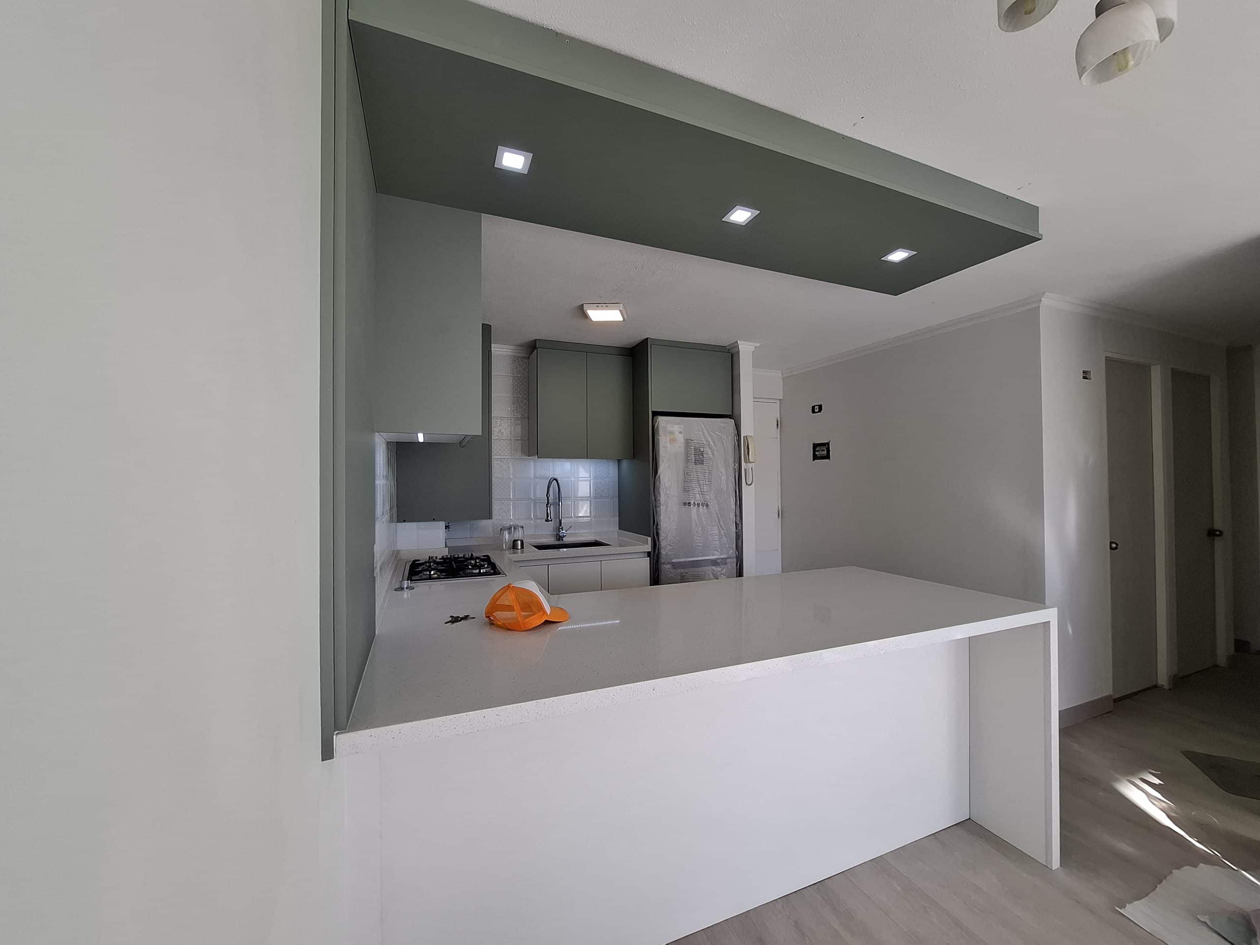 Proyecto de cocina a medida en Algarrobo con melamina y cuarzo