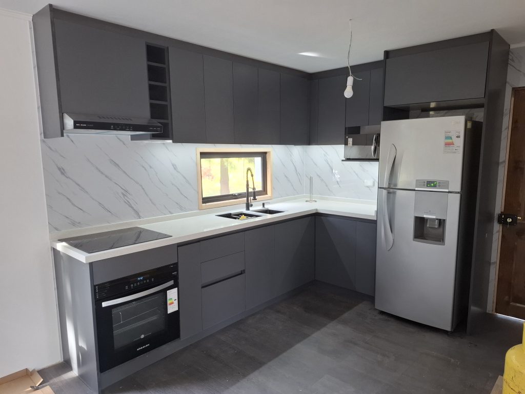 Cocina en melamina gris grafito con iluminación LED y cubierta de cuarzo blanco galaxy en Loma Verde, Algarrobo por JYS Muebles