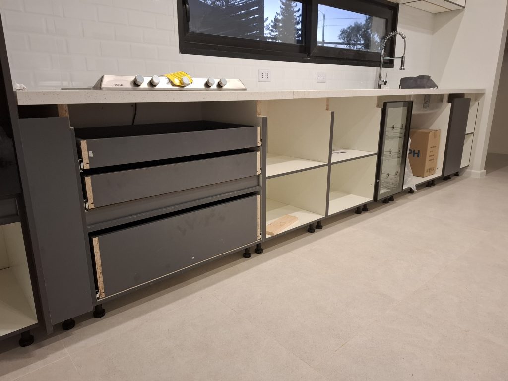 Instalación de muebles de cocina a medida en Huallilemu El Quisco obra nueva proceso de montaje