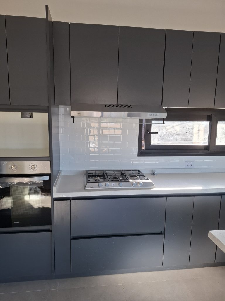 Encimera de cocina con campana extractora diseño moderno muebles de cocina a medida Algarrobo