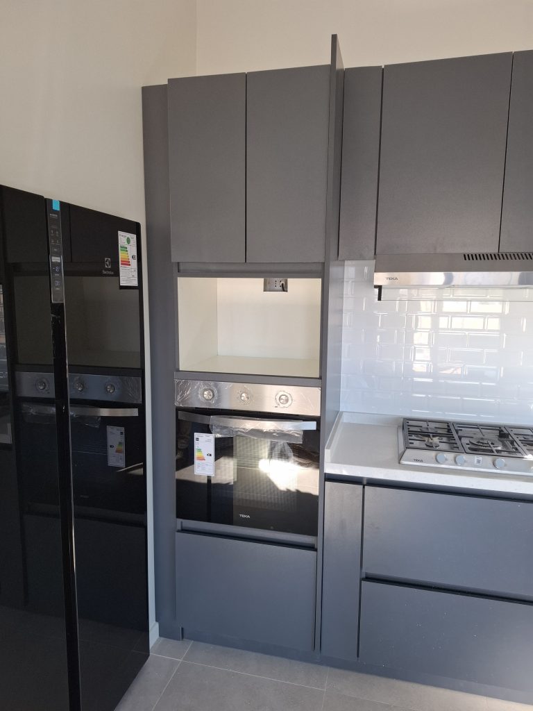 Torre de hornos empotrados en cocina moderna fabricación de muebles de cocina en El Quisco
