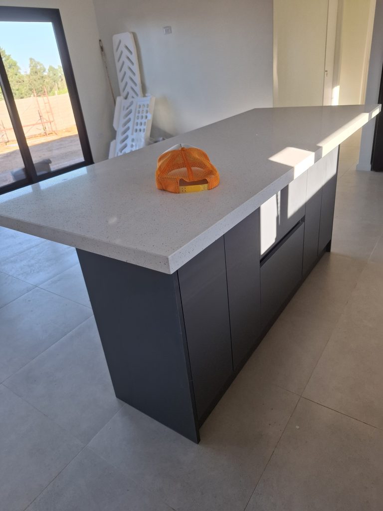 Cajones de cocina con correderas soft close interior isla muebles de cocina a medida Algarrobo