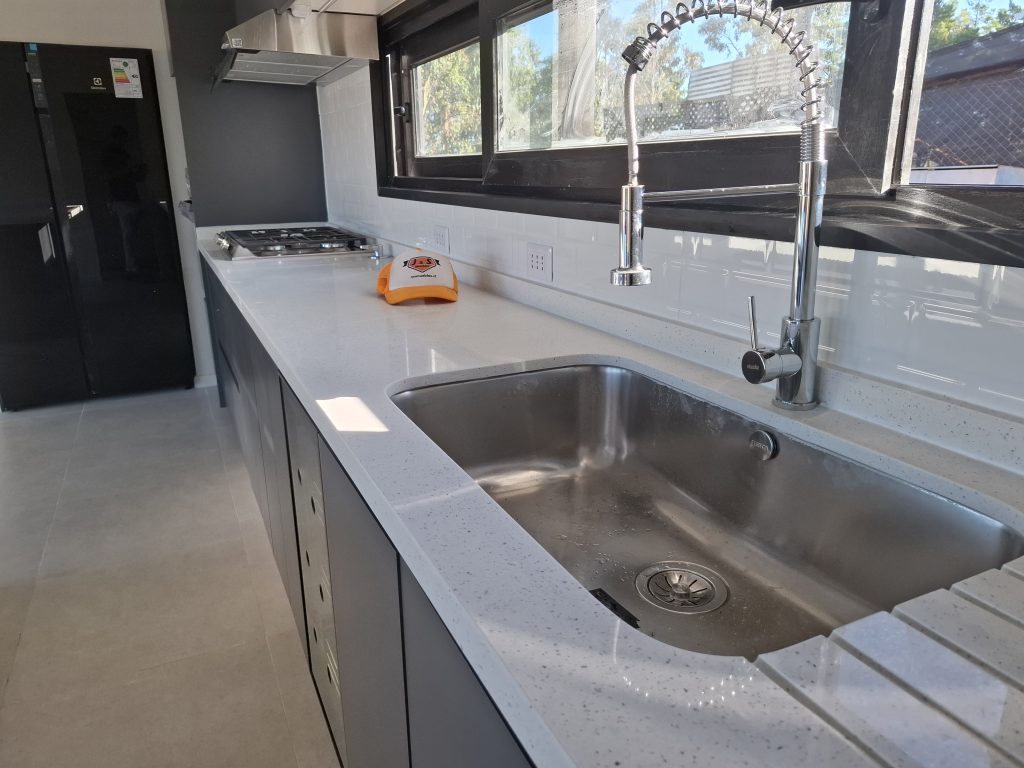 Lavaplatos instalado en cubierta de cuarzo blanco Galaxy cocina moderna El Quisco Huallilemu