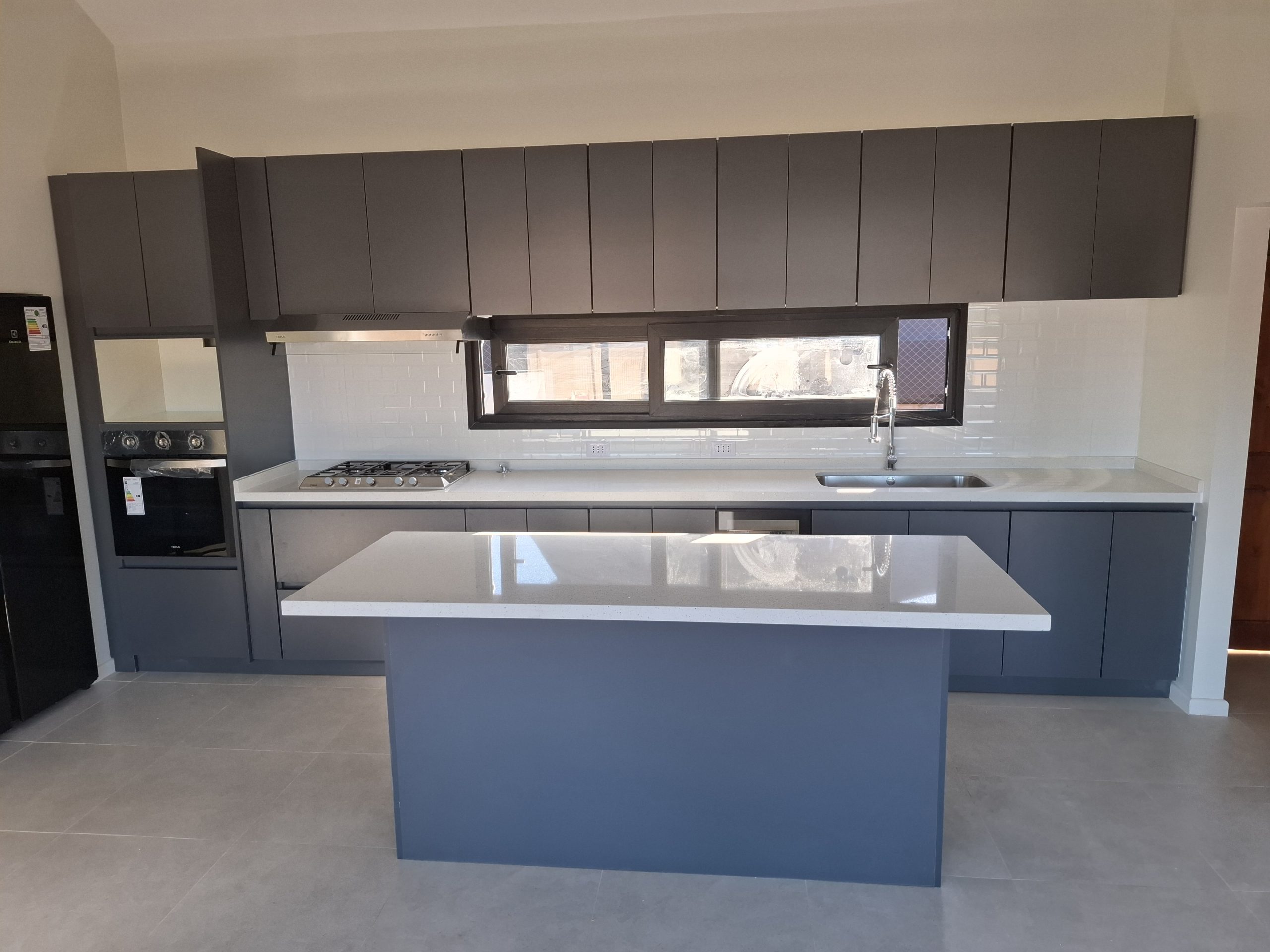 Fabricación de muebles de cocina en El Quisco y Algarrobo: proyecto moderno desde cero en Huallilemu con isla y cuarzo blanco Galaxy