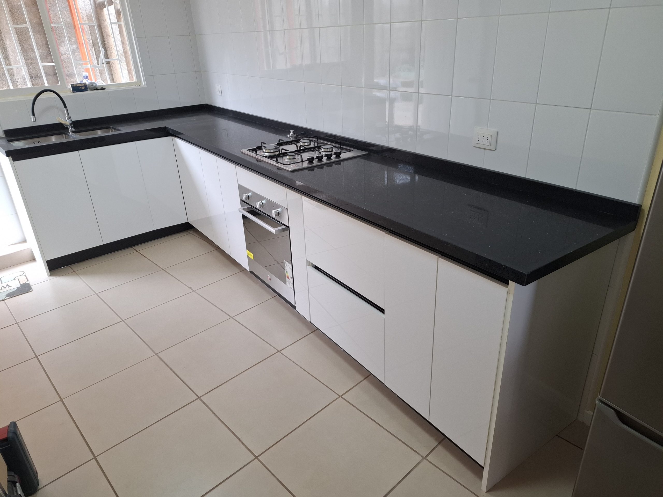 Remodelación de Cocina Moderna con Cubierta Galaxy Black en El Quisco