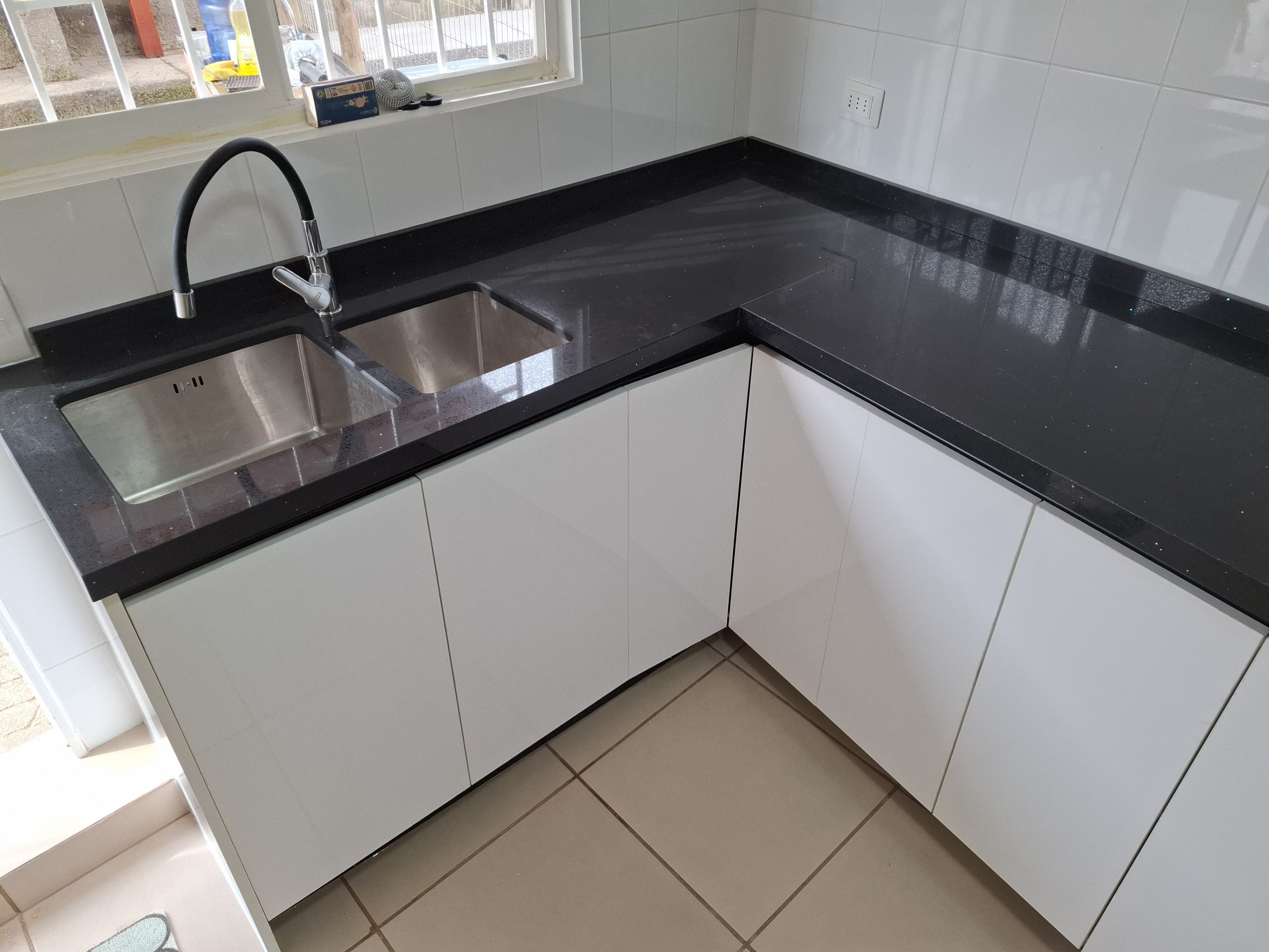 Detalle de perforaciones para grifería y mueble lavaplatos bajo cubierta