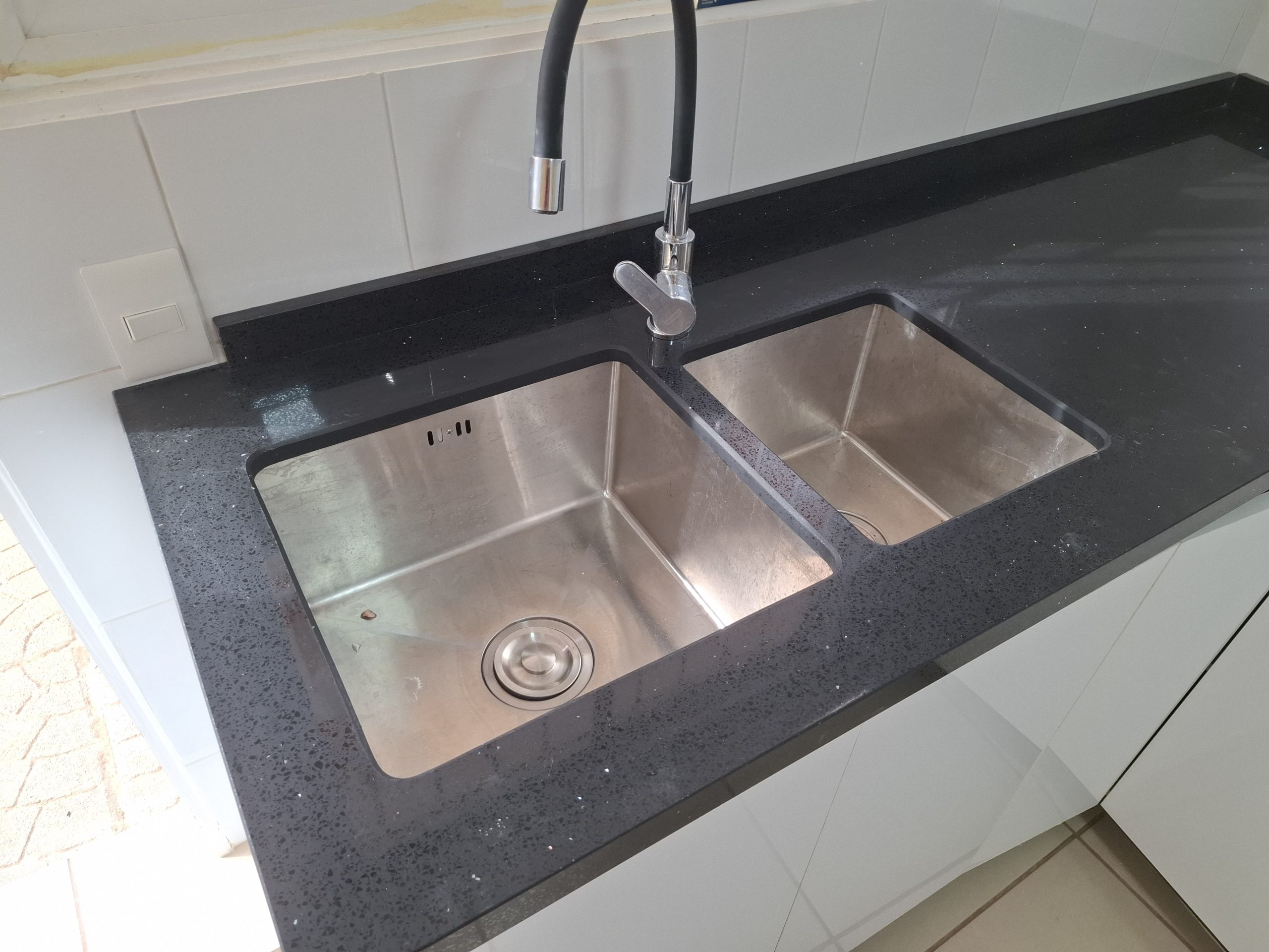 Mesón lateral en L y cajoneras con herrajes de cierre suave JyS Muebles