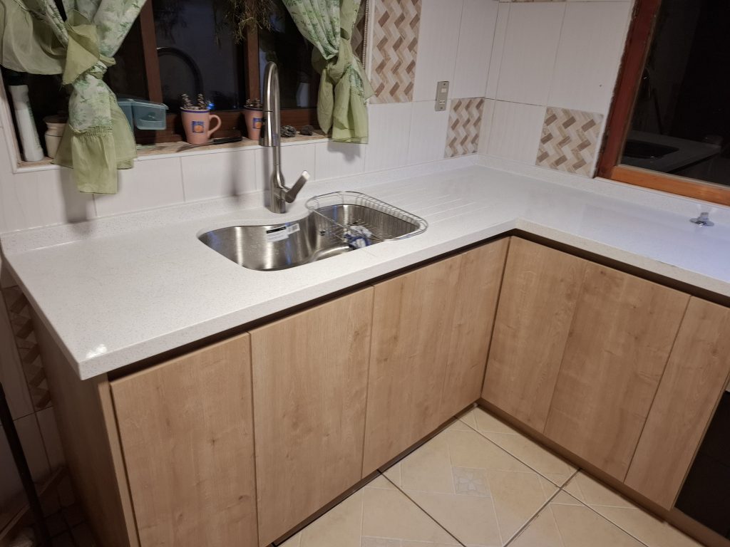"Mueble de cocina en L con sistema de almacenamiento en esquina de acceso total instalado en El Quisco."