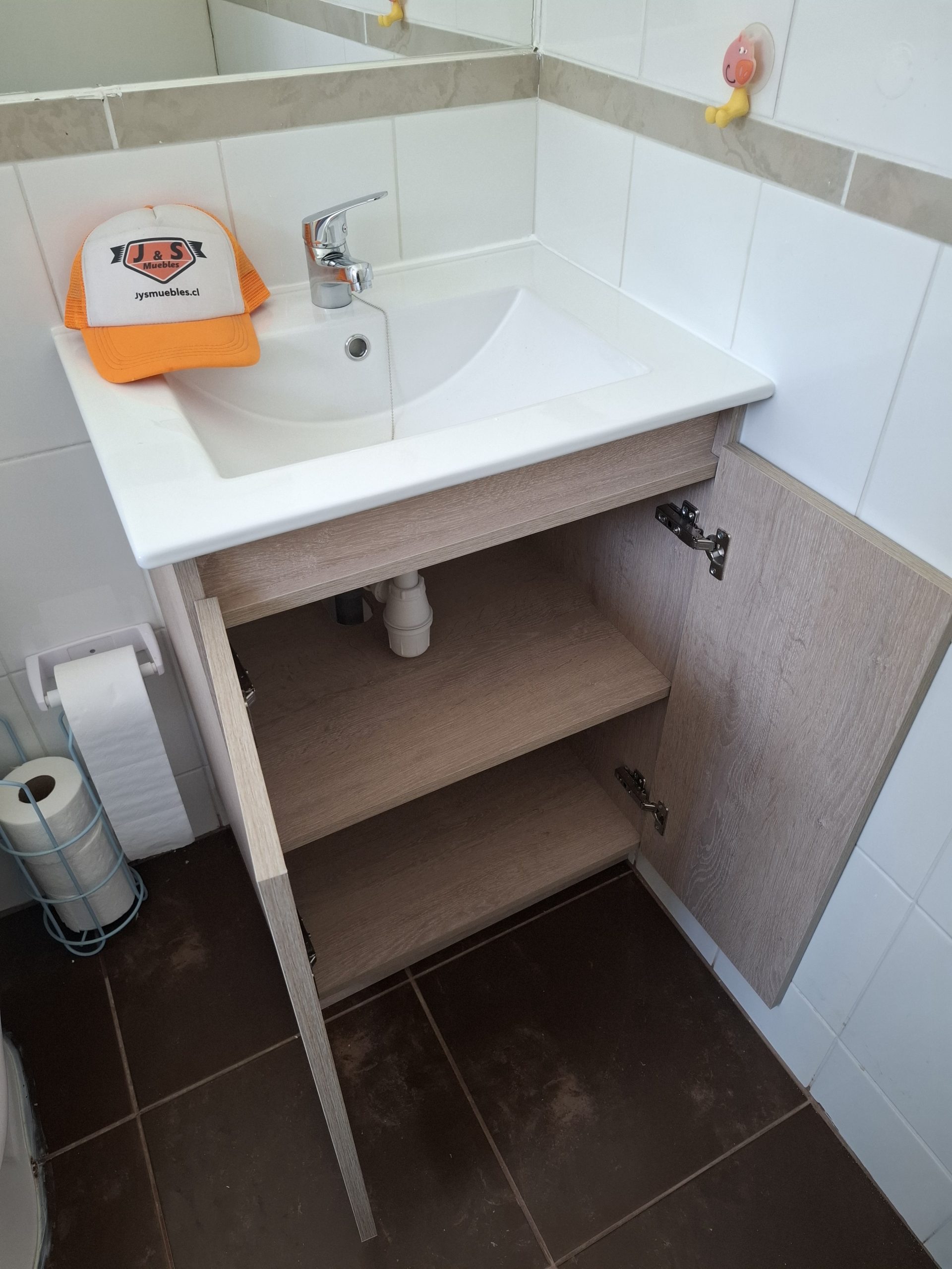 Mueble vanitorio flotante de baño abierto mostrando herrajes en El Quisco