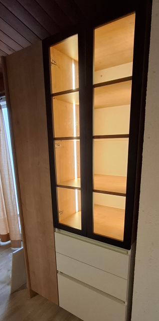Muebles de cocina a medida en Algarrobo con vitrina LED